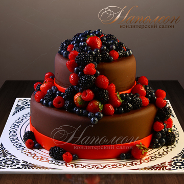 Бисквитный торт с ягодами и фруктами
